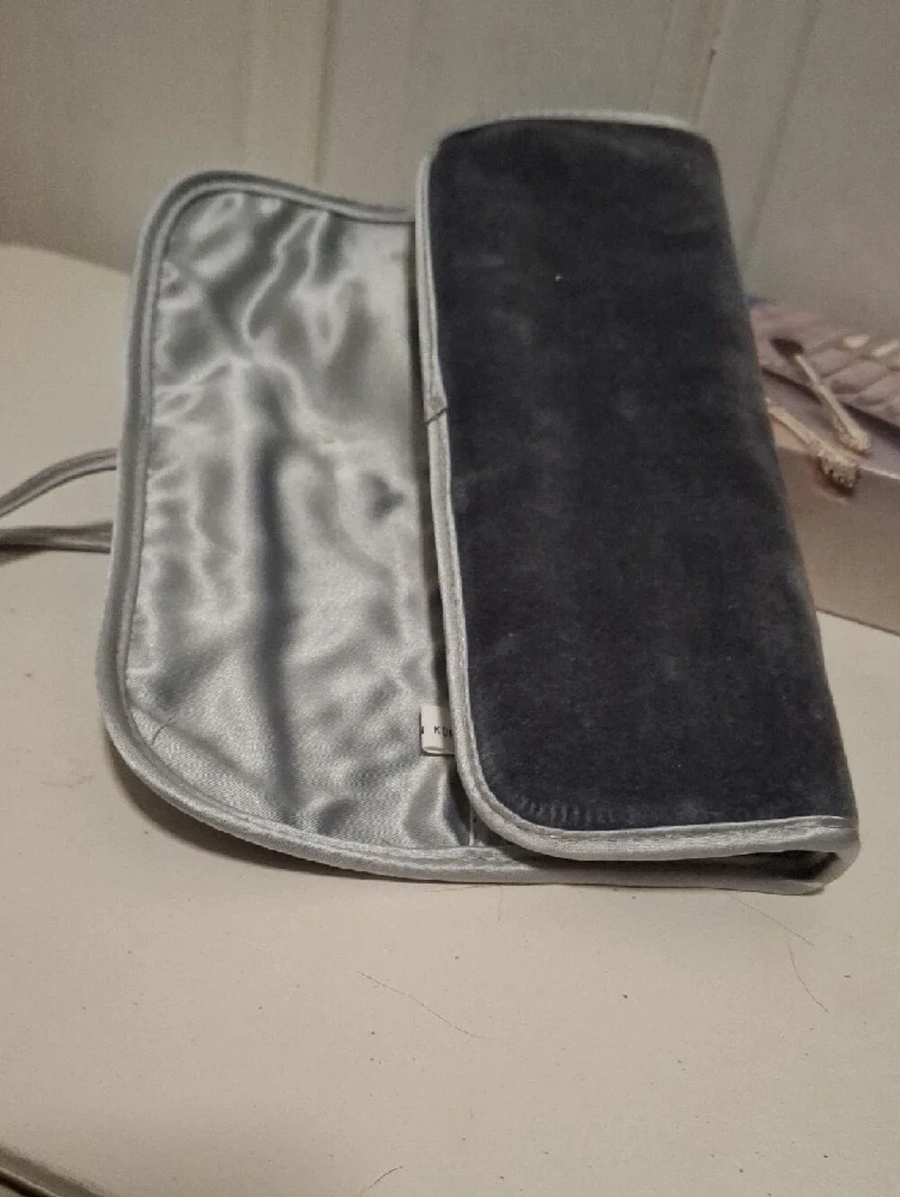 Vintage 6-Piece Women's Makeup Brush Set with Carrying Pouch - Silver and Grey